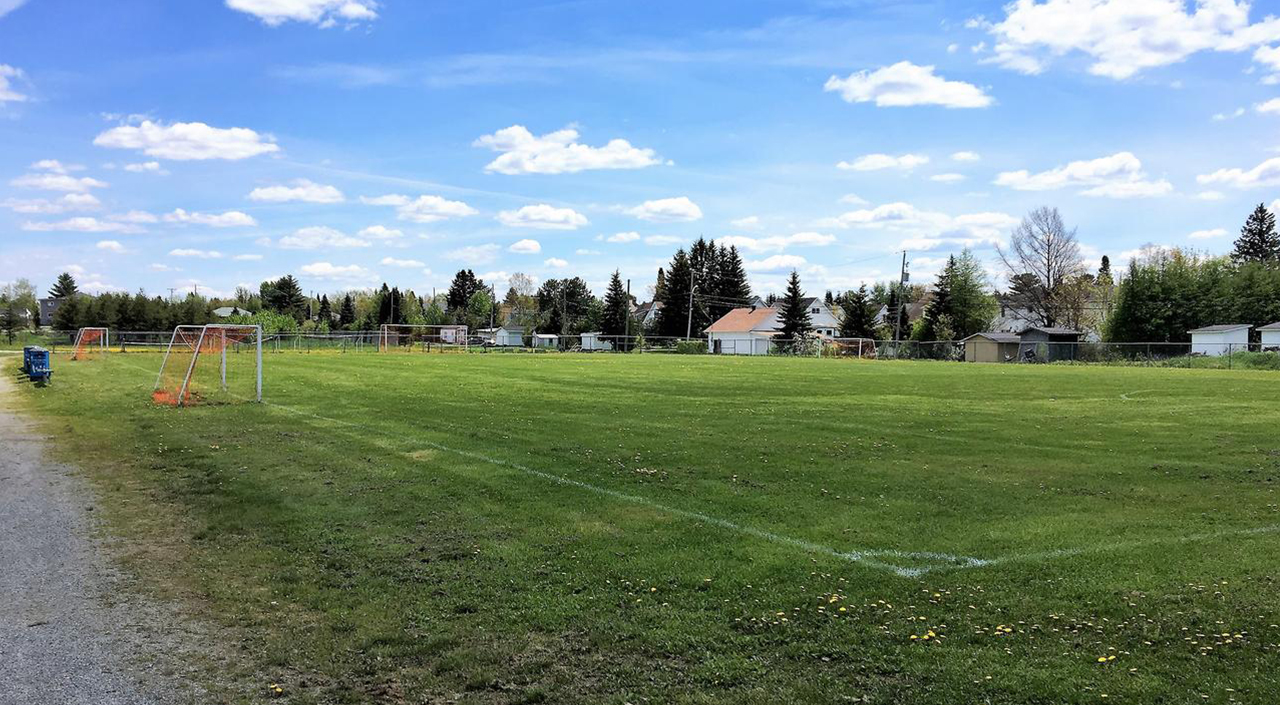https://cfbarrage.com/wp-content/uploads/2026/04/CFBarrage-Amos-Soccer-Terrain_3_Derriere_piste_athletisme.jpg